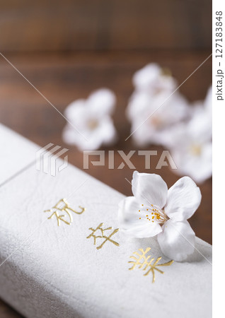 卒業証書と桜の花びら 卒業証書と桜の花びら 127183848