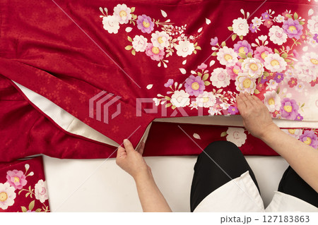 振袖のたたみ方　本だたみ　（振袖） 127183863