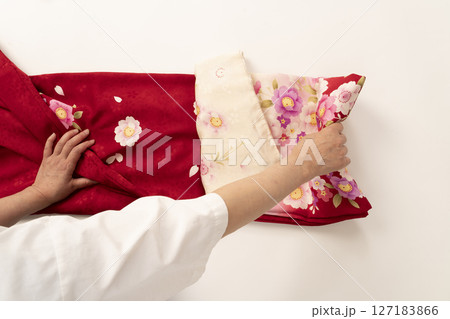 振袖のたたみ方　本だたみ　（振袖） 127183866