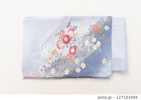 着物のたたみ方　本だたみ（訪問着） 127183989