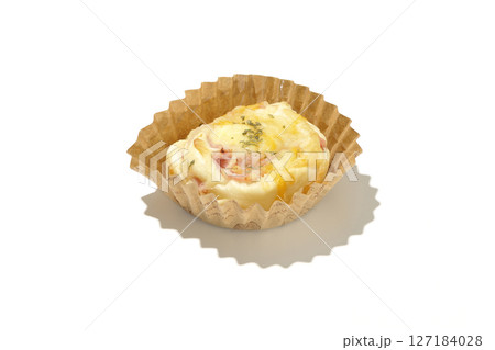 手作りベーコンチーズパンを白背景で撮影 127184028