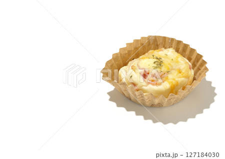 手作りベーコンチーズパンを白背景で撮影 127184030