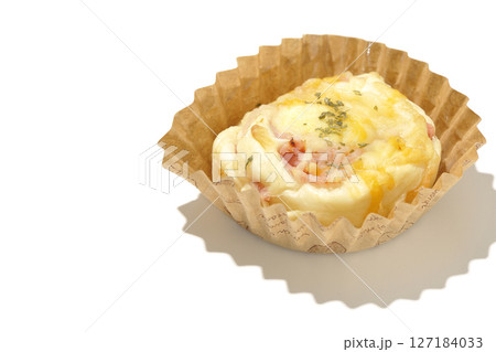 手作りベーコンチーズパンを白背景で撮影 127184033