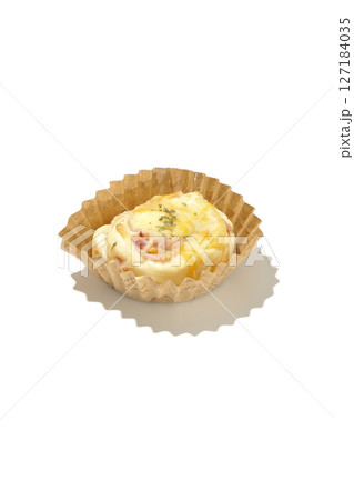 手作りベーコンチーズパンを白背景で撮影 127184035