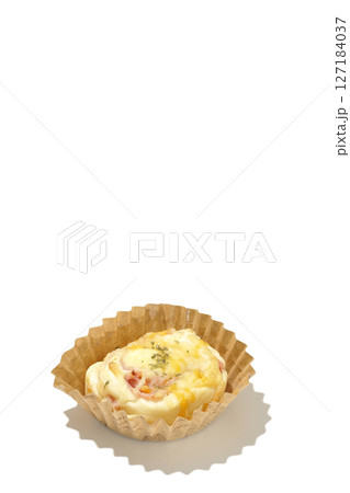 手作りベーコンチーズパンを白背景で撮影 127184037
