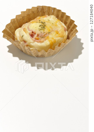 手作りベーコンチーズパンを白背景で撮影 127184040