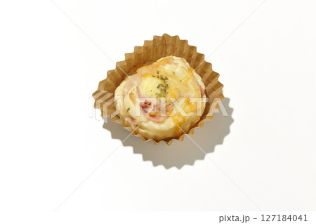 手作りベーコンチーズパンを白背景で撮影 127184041