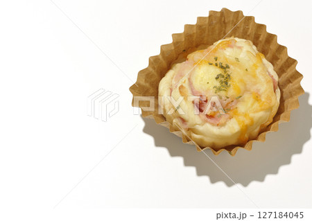 手作りベーコンチーズパンを白背景で撮影 127184045