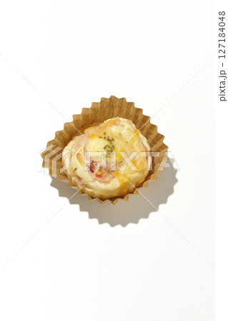 手作りベーコンチーズパンを白背景で撮影 127184048