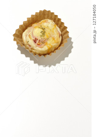 手作りベーコンチーズパンを白背景で撮影 127184050