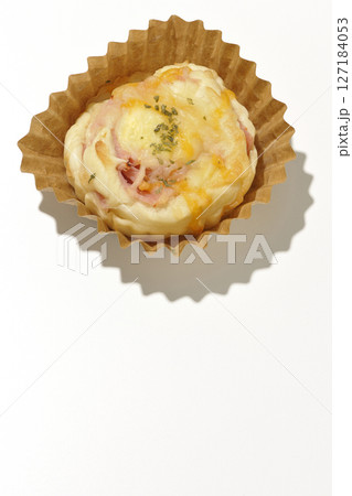 手作りベーコンチーズパンを白背景で撮影 127184053