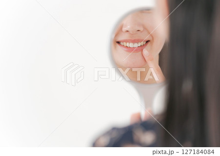 鏡に映る女性のフェイスパーツ 鏡に映る女性のフェイスパーツ 127184084