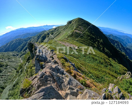 飯豊連峰の姥ノ前付近の岩場と鎖場 127184093