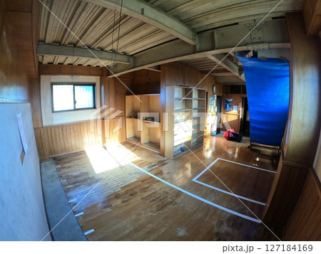 飯豊連峰の梅花皮小屋の内部 飯豊連峰の梅花皮小屋の内部 127184169