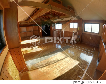 飯豊連峰の梅花皮小屋2Fの内部 127184170