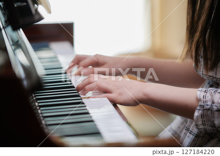 ピアノを弾く若い女性 127184220