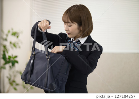 制服の女子高生 127184257