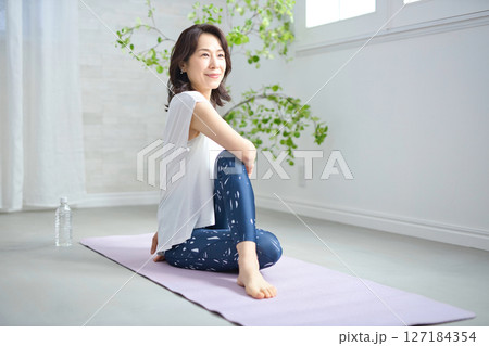 ヨガウェアでヨガをする50代女性 127184354