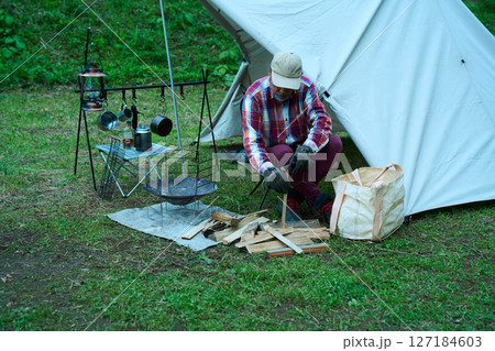 薪を割るソロキャンパー ソロキャンプ シニア 薪を割るソロキャンパー ソロキャンプ シニア 127184603