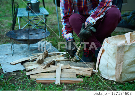 薪を削るソロキャンパー　ソロキャンプ　シニア 127184608