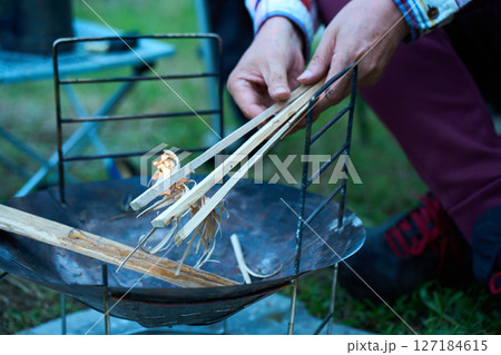 火をおこすソロキャンパー 着火 ソロキャンプ シニア 火をおこすソロキャンパー 着火 ソロキャンプ シニア 127184615
