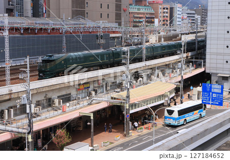 三ノ宮駅付近を走るトワイライトエクスプレス瑞風 127184652