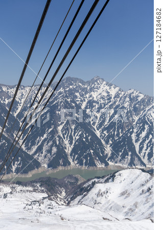 立山ロープウェイの黒部平駅付近から見下ろす黒部ダムと雪に覆われた雄大な山々の美しい冬景色 立山ロープウェイの黒部平駅付近から見下ろす黒部ダムと雪に覆われた雄大な山々の美しい冬景色 127184682