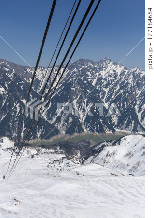 立山ロープウェイの黒部平駅付近から見下ろす黒部ダムと雪に覆われた雄大な山々の美しい冬景色 立山ロープウェイの黒部平駅付近から見下ろす黒部ダムと雪に覆われた雄大な山々の美しい冬景色 127184684