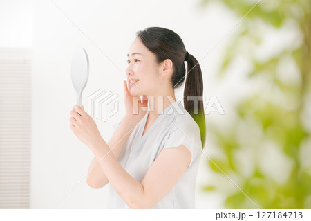 鏡を見る女性 鏡を見る女性 127184713