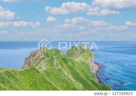 北海道積丹町 新緑が美しい夏の神威岬と神威岬灯台 北海道積丹町 新緑が美しい夏の神威岬と神威岬灯台 127184925