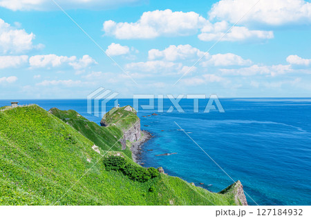 北海道積丹町 新緑が美しい夏の神威岬と神威岬灯台 北海道積丹町 新緑が美しい夏の神威岬と神威岬灯台 127184932