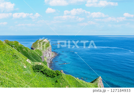 北海道積丹町　新緑が美しい夏の神威岬と神威岬灯台 127184933