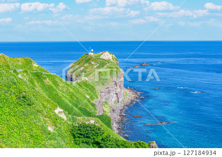 北海道積丹町　新緑が美しい夏の神威岬と神威岬灯台 127184934