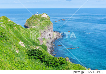 北海道積丹町　新緑が美しい夏の神威岬と神威岬灯台 127184935