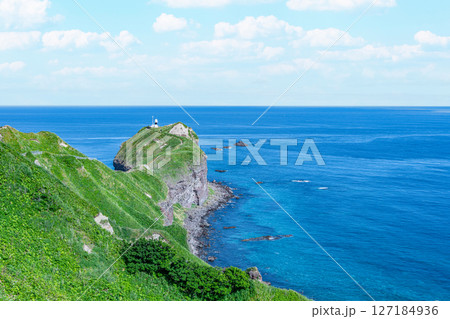 北海道積丹町　新緑が美しい夏の神威岬と神威岬灯台 127184936