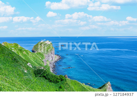 北海道積丹町 新緑が美しい夏の神威岬と神威岬灯台 北海道積丹町 新緑が美しい夏の神威岬と神威岬灯台 127184937