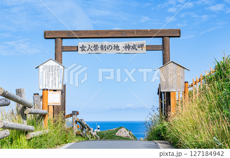 北海道積丹町 夏の北海道 観光名所として有名な神威岬への入口にある女人禁制の門 北海道積丹町 夏の北海道 観光名所として有名な神威岬への入口にある女人禁制の門 127184942