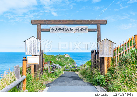 北海道積丹町 夏の北海道 観光名所として有名な神威岬への入口にある女人禁制の門 北海道積丹町 夏の北海道 観光名所として有名な神威岬への入口にある女人禁制の門 127184945