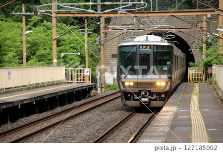 JR保津峡駅を通過する電車 127185002