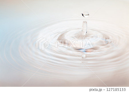 水面に落ちる水滴. 127185133