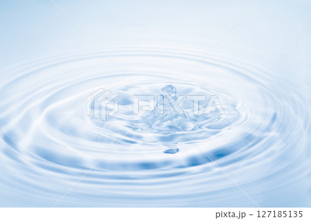 水面に落ちる水滴. 127185135