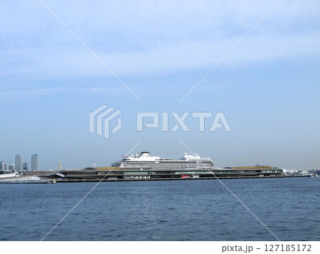 豪華客船が停泊する横浜港大さん橋 豪華客船が停泊する横浜港大さん橋 127185172