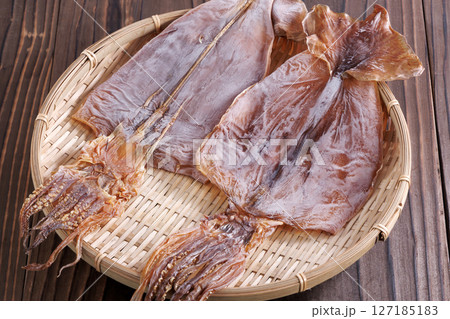 ざるに盛ったスルメイカ 127185183