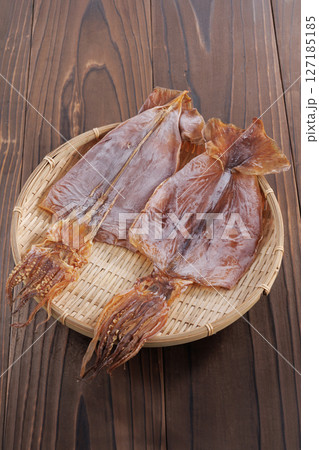 ざるに盛ったスルメイカ 127185185