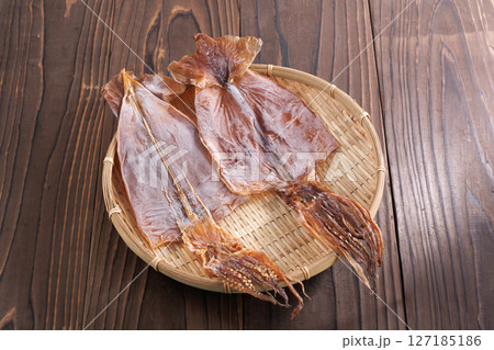 ざるに盛ったスルメイカ 127185186