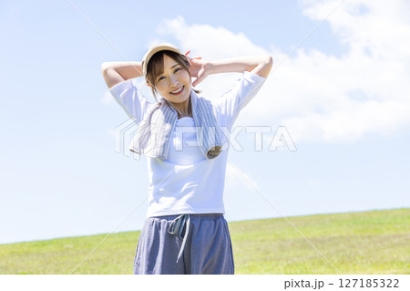 緑の丘で微笑む女性 127185322