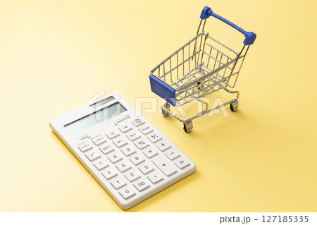 ショッピングカートと電卓 ショッピングカートと電卓 127185335