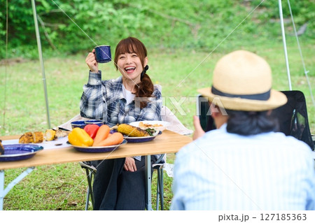 熟年カップル キャンプ アウトドア バーベキュー BBQ 家族 同僚 仲間 熟年カップル キャンプ アウトドア バーベキュー BBQ 家族 同僚 仲間 127185363
