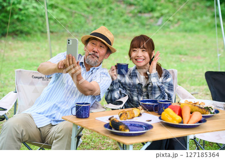 熟年カップル　キャンプ　アウトドア　バーベキュー　BBQ　家族　同僚　仲間 127185364