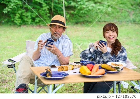 熟年カップル キャンプ アウトドア バーベキュー BBQ 家族 同僚 仲間 熟年カップル キャンプ アウトドア バーベキュー BBQ 家族 同僚 仲間 127185370
